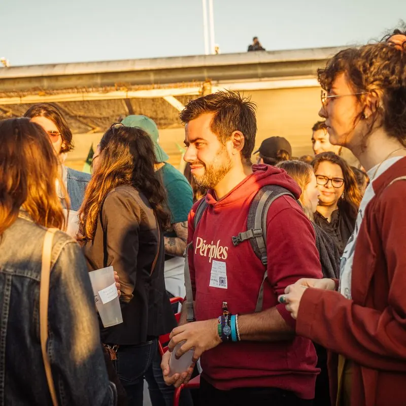 Un voyageur avec son étiquette sur le sweat, au milieu de la foule