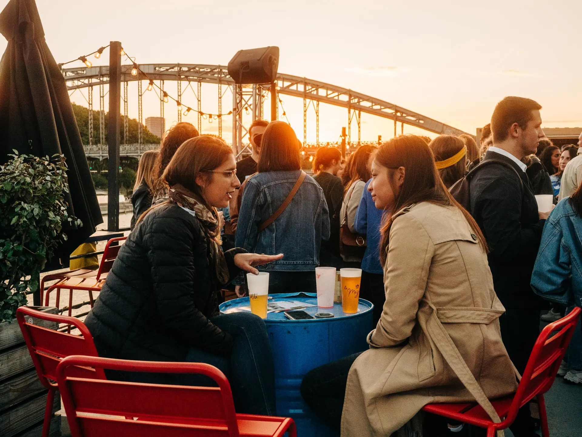 Discussions au fût pendant la soirée