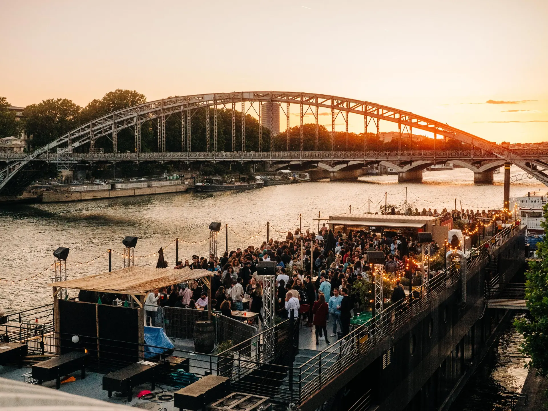 La soirée au bord de la Seine, au coucher du soleil
