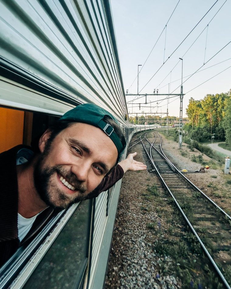 Bruno Maltor à la fenêtre d'un train
